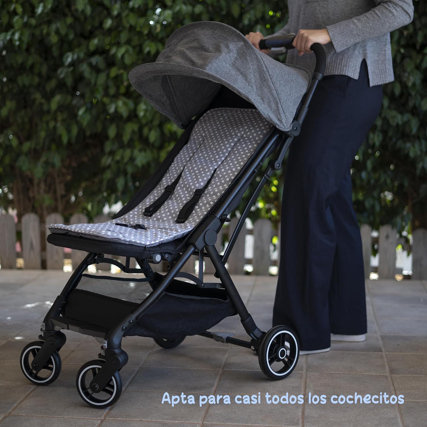 Imagen del producto - Colchoneta Silla Paseo Universal - Funda Silla Paseo con Protectores para Arnés - Funda Carro Bebé Universal 100% Algodón Transpirable - Funda Carrito Bebé Color Gris con Puntos Blancos