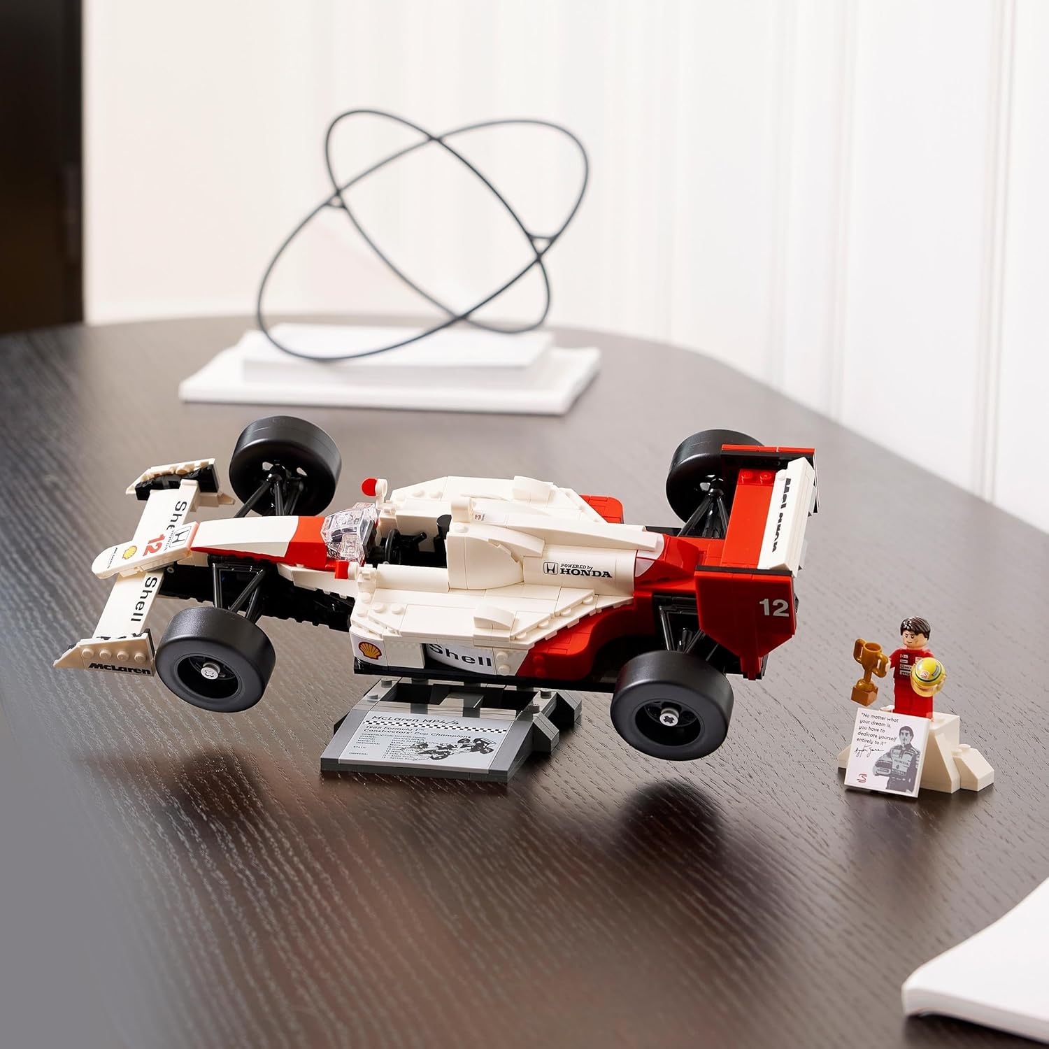 Imagen del producto - LEGO Icons McLaren MP4/4 y Ayrton Senna Minifigura, Decoración de Escritorio para Hogar y Oficina, Regalo para Hombres y Mujeres, Maqueta de Coche de Carrera, Juego de Construcción para Adultos 10330