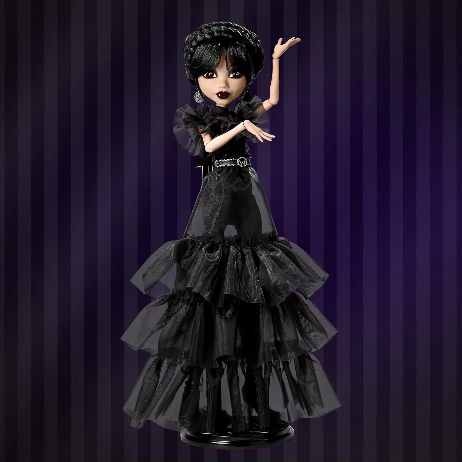 Monster High Muñeca, muñeca Coleccionable de Rave'N con un Vestido gótico Negro Inspirado en la Escena del Baile, Accesorios peana para la muñeca, HXJ03